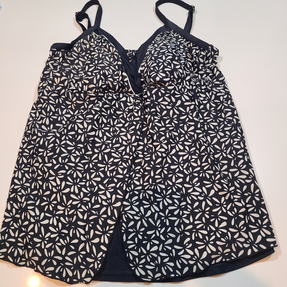 Maxine of Hollywood Black and White Top Swimsuit Top in 18W